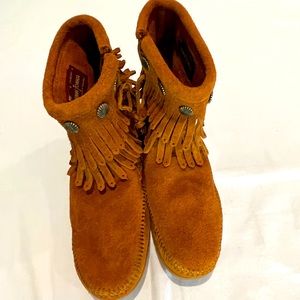 Minnetonka shoes S 9.5